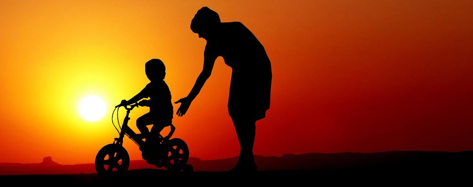 Conseils pour transporter votre enfant à vélo 3 papa qui aide son fils a faire du vélo