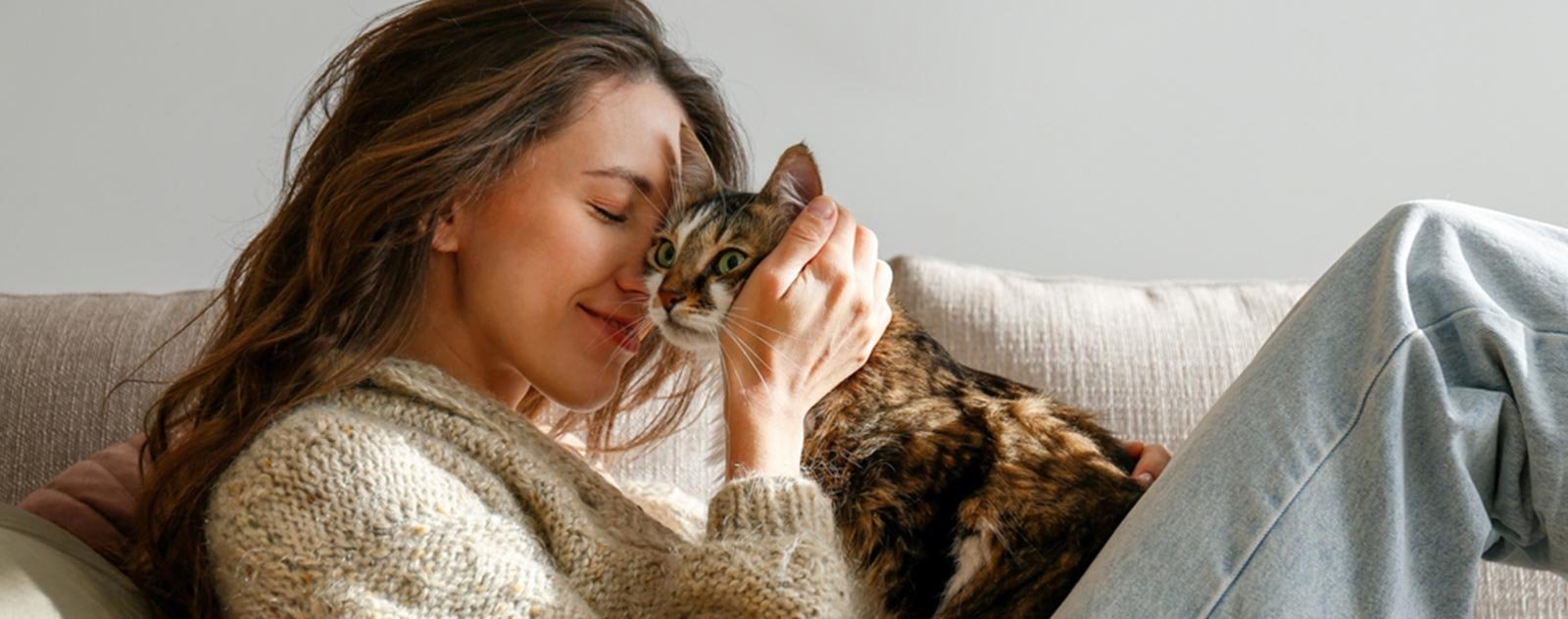 Comment rendre un câlin à un chat ? 2 fille avec chat