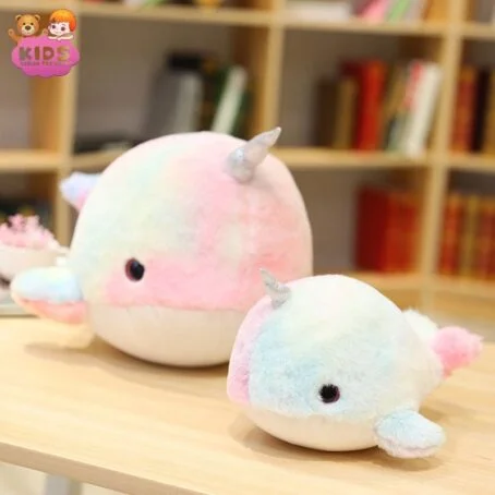 Jolis jouets en peluche narvals colorés