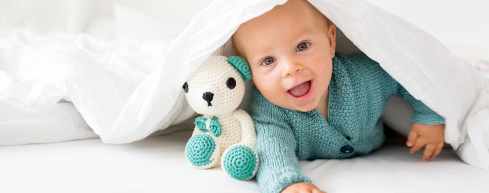 Comment choisir une peluche pour un bébé garçon ? 2 bebe-avec-peluche