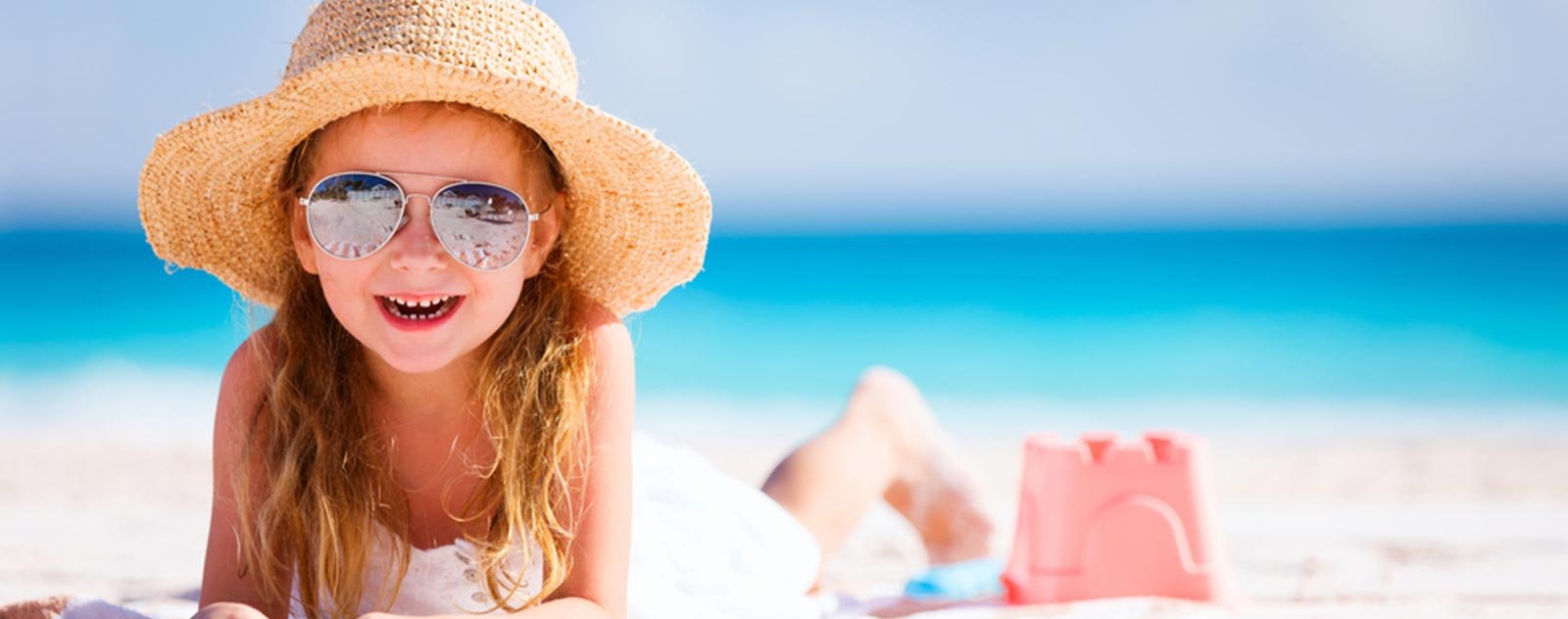 Quel chapeau choisir pour un enfant ? 2 fille avec chapeau à la plage