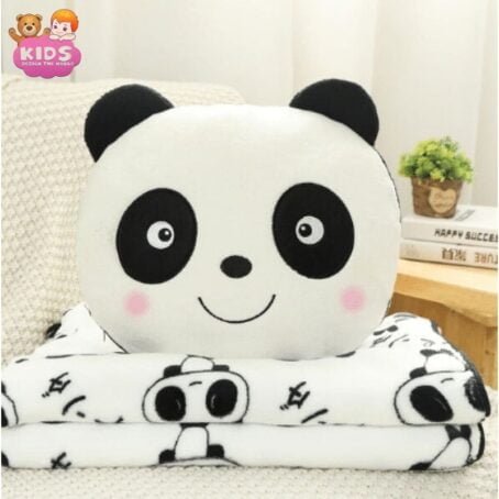 Joyeux panda en peluche avec couverture