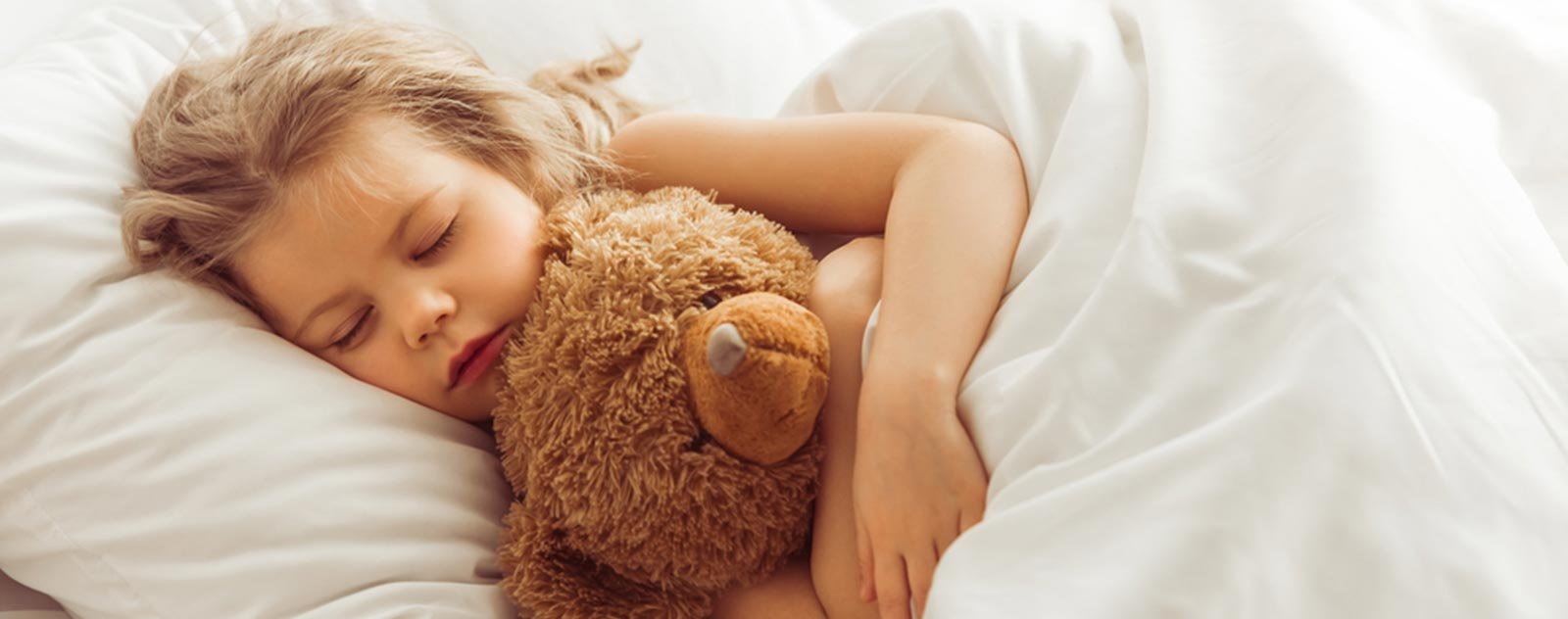 fille-dort-avec-peluche
