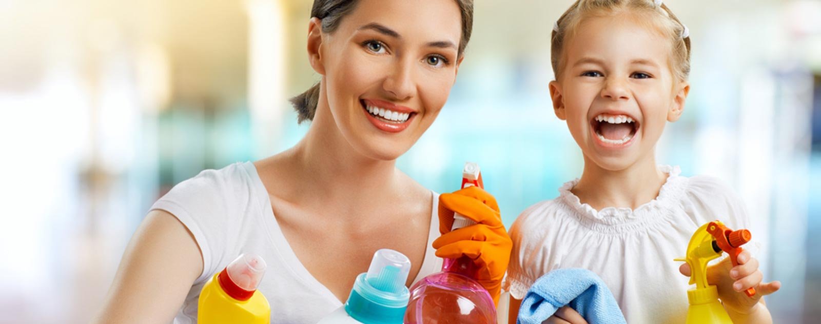 Comment apprendre aux enfants à ranger leur chambre ? 3 maman et fille qui nettoie une chambre