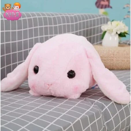 Lapin en peluche rose couché