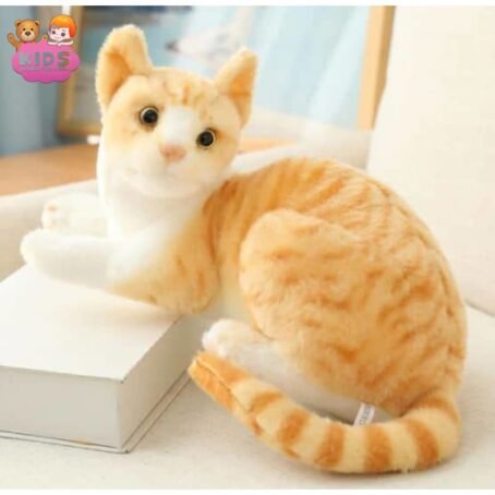 Chat roux en peluche allongé