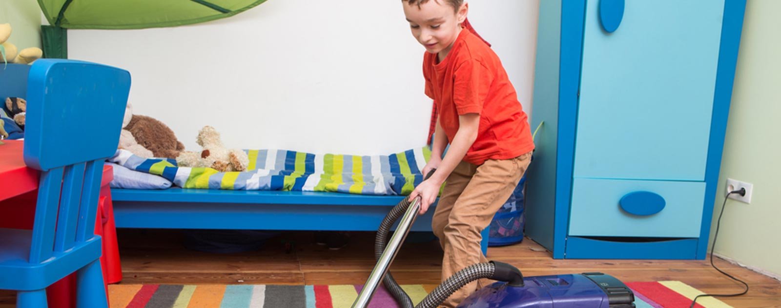 Comment apprendre aux enfants à ranger leur chambre ? 2 enfant qui nettoie sa chambre